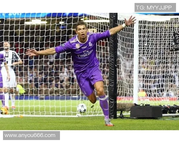 球迷冲进场内抢夺C罗球衣引发欧冠赛场奇葩事件